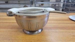 lot 10172 image: Variety of Food Colanders  Strainers