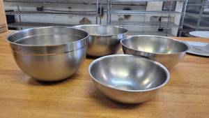 lot 10173 image: Lott of 4 Stainless Steel Mixing Bowls