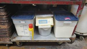 lot 10448 image: Short Cart W 4 18Quart Cambro Food Storage Containers