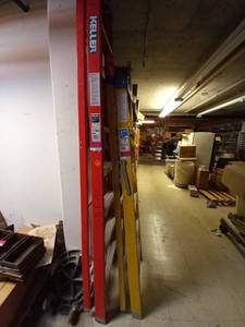 lot 15319 image: Warner Ladder 250lb load capacity Non Conductive Fiberglass 6ft