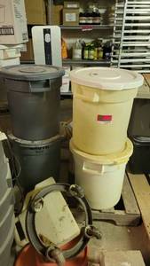 lot 15479 image: Pallet of Brute Rubbermaid Trashcans
