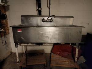 lot 15472 image: 3 Bay Sink