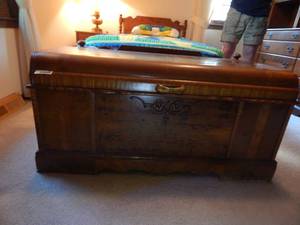 lot 2864 image: Antique Roos Sweetheart Cedar Chest