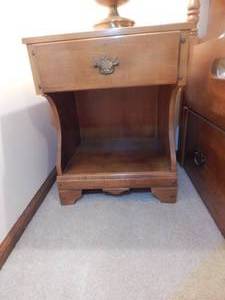 lot 2900 image: Bedside Table