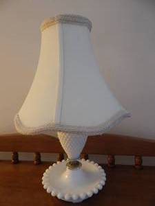 lot 2998 image: Milk Glass Table Lamp
