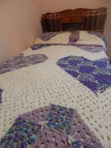 lot 2749 image: Twin bed