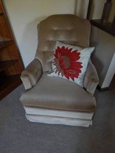 lot 2811 image: Vintage Beige Chair