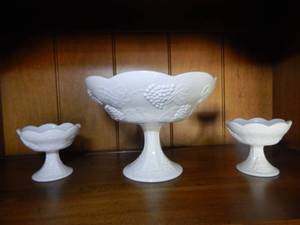 lot 2857 image: Milk Glass Bowls  (3)