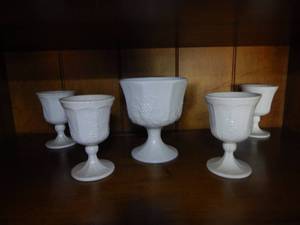 lot 2839 image: Milk Glass Goblets (4)