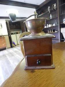 lot 2780 image: Vintage Coffee Grinder