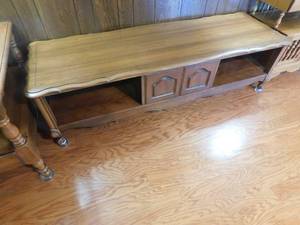 lot 2870 image: Cocktail Table