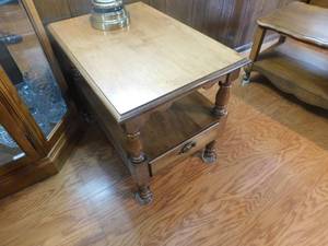 lot 2871 image: End Table