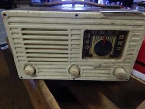 lot 2920 image: Vintage Radio by Traveler .