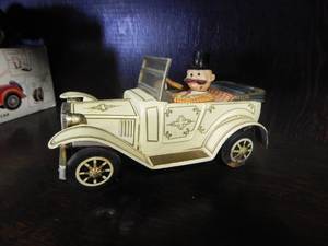 lot 2908 image: Antique Battery Operated Car