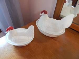 lot 2728 image: Set of 2 Hen Dishes with Lids