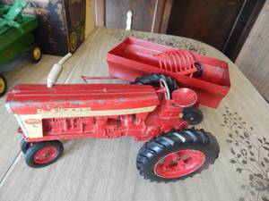 lot 2849 image: Farm-all 560 Die Cast Tractor