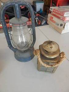 lot 2684 image: Monarch Dietz Fuel Lantern