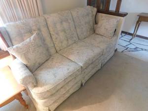 lot 2727 image: Sofa