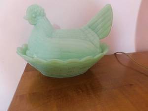 lot 2729 image: Light Green Glass Sitting Hen