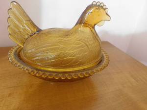 lot 2730 image: Amber Glass Sitting Hen.