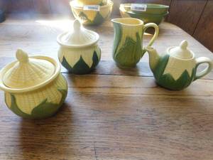 lot 2756 image: Shawnee Accessory Corn Dishes  (4)