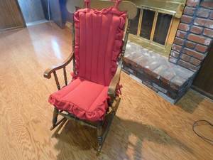 lot 2779 image: Classic Early American Rocking Chair