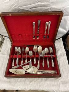 lot 3815 image: box of silverware