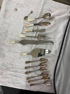 lot 3819 image: lot of silverware mother of Perl handles