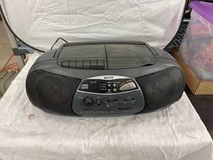 lot 3822 image: Sanyo boombox