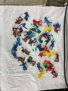 lot 3825 image: plastic cowboys and Indians