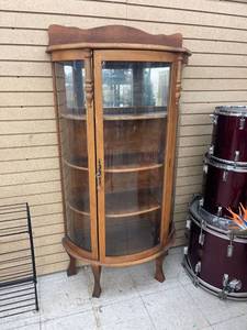 lot 3874 image: vintage Curved glass curio cabinet with key