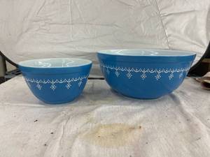 lot 3885 image: blue Pyrex mixing bowls