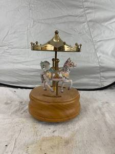 lot 3889 image: working Carousel music box
