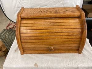 lot 3921 image: wood bread box
