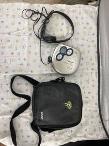lot 3925 image: working Panasonic cd Walkman& case