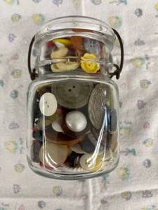 lot 3942 image: jar of buttons