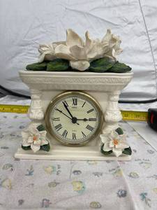 lot 3984 image: 1998 Cracker Barrel mantel clock