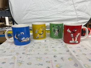 lot 3986 image: 4 M&M coffee cups