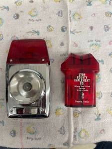 lot 4033 image: salt&pepper shaker and Emergency flashlight