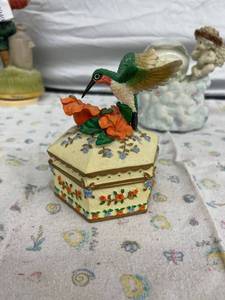 lot 4041 image: working hummingbird musical trinket box