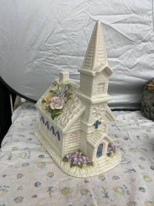 lot 4051 image: big church trinket box working