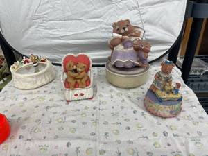 lot 4074 image: lot of working musical bears