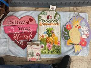 lot 4099 image: lot of wall hangings