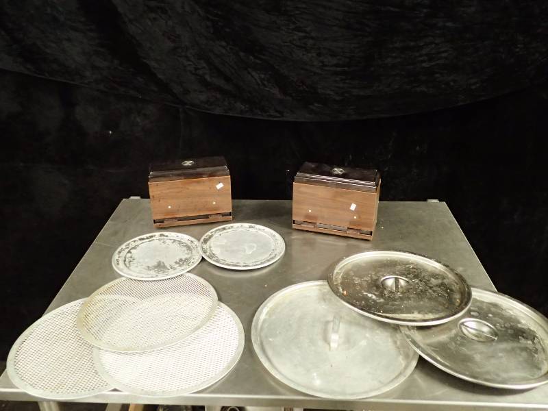 lot 3538 image: Pizza Pans, Steam Well Insert Lids, and Straw Dispensers