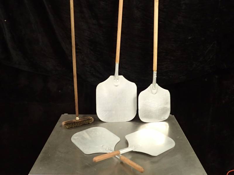lot 3540 image: Pizza Peels