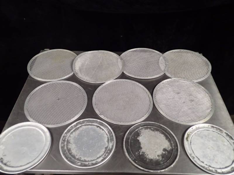 lot 3542 image: Pizza Pans