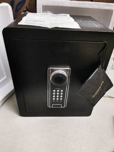 lot 7753 image: Electronic depository safe