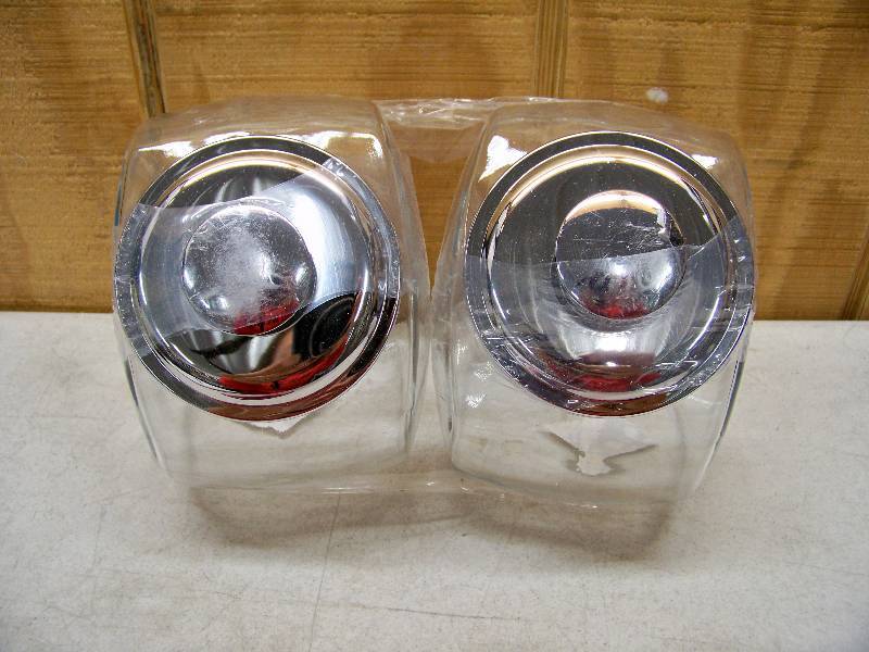 lot 544 image: 2 Anchor Hocking Canisters