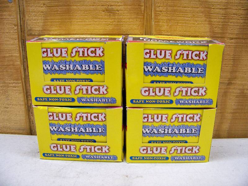 lot 548 image: 82 Washable Glue Sticks