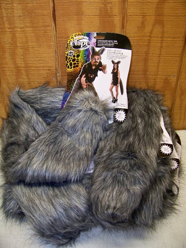 lot 760 image: 8 Elope Oversized Wolf Tails